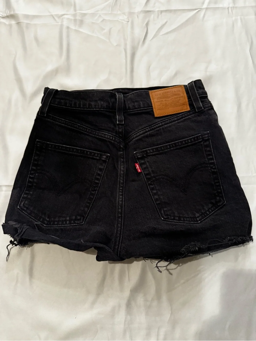 Levi’s Black High-Rise Denim Ribcage Shorts Size 25